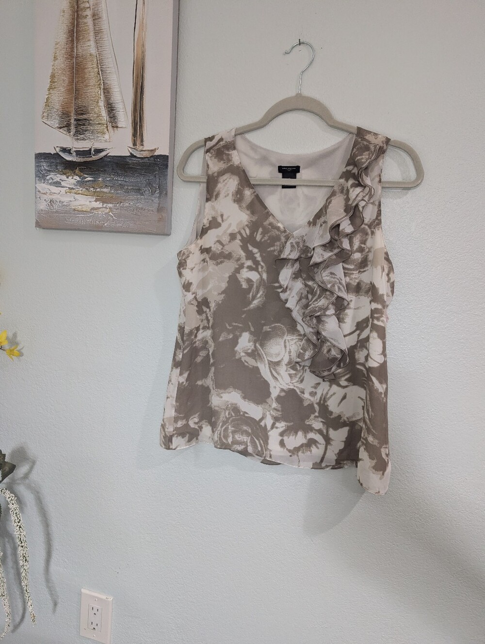 Ann Taylor Light Taupe Floral Ruffle Sleeveless Top With Floral Detail Size Med